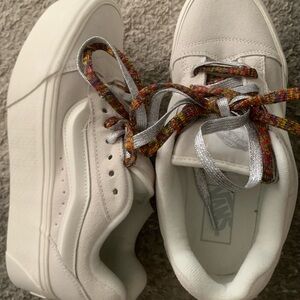 NWOT Vans cream platform Sneakers with Multicolor Laces Size: 8 women